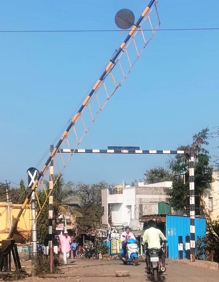 ಇಂಡಿ| ಲಚ್ಯಾಣದ ರೈಲ್ವೆ ಗೇಟ್‌ಲ್ಲಿ ನಿತ್ಯ ಸರ್ಕಸ್: ಎಚ್ಚೆತ್ತುಕೊಳ್ಳದ ಇಲಾಖೆ