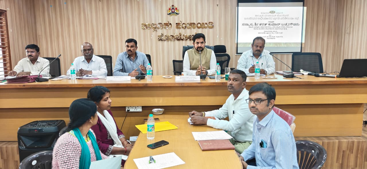 ಹೊಸಕೋಟೆ ತಾಲ್ಲೂಕು‌ ಪಂಚಾಯಿತಿ ಸಭಾಂಗಣದಲ್ಲಿ ಜಲಜೀವನ್ ಯೋಜನೆಯ ಪ್ರಗತಿ ಪರಿಶೀಲನಾ ಸಭೆಯಲ್ಲಿ ಶಾಸಕ ಶರತ್ ಬಚ್ಚೇಗೌಡ ಮಾತನಾಡಿದರು