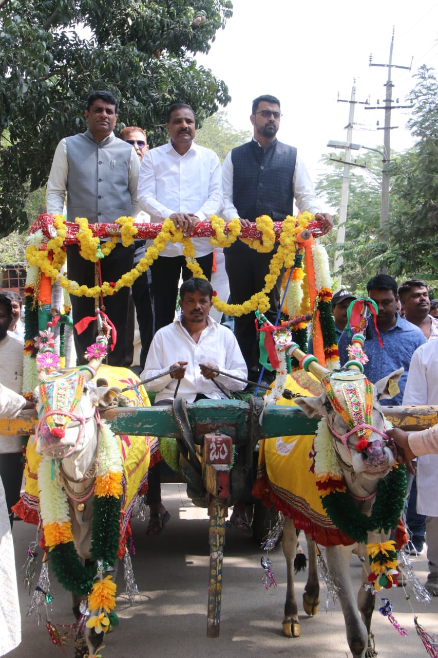 ಸಿರಿಧಾನ್ಯ ಮೇಳಕ್ಕೆ ಶಾಸಕ ಕೆ.ಎಚ್. ಪುಟ್ಟಸ್ವಾಮಿಗೌಡ ಸೇರಿ ಇತರರು ಎತ್ತಿನ ಬಂಡಿಯಲ್ಲಿ ಬಂದರು