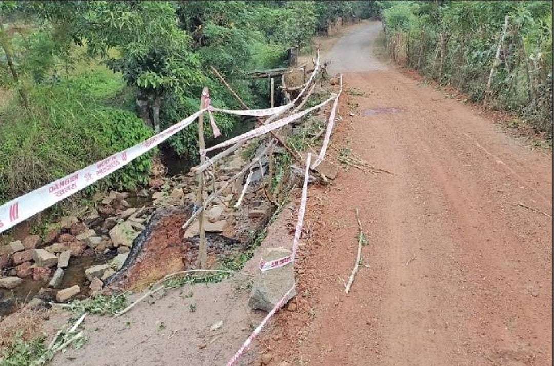 ಗೋಳಿ ಹಳ್ಳದಂಚಿನ ಸೇತುವೆ ಪಿಚ್ಚಿಂಗ್ ಕುಸಿತ: ಯಾಮಾರಿದರೆ ಜೀವಕ್ಕೆ ಆಪತ್ತು