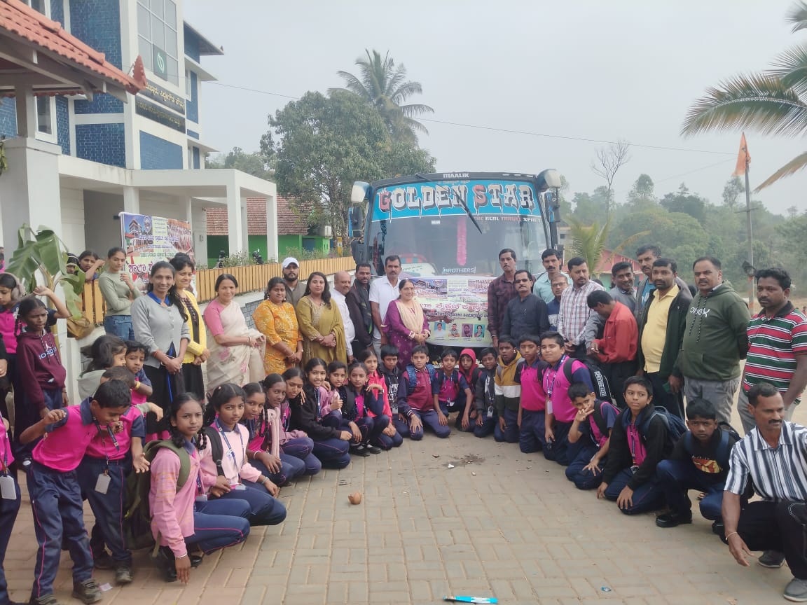 ಮೂಡಿಗೆರೆಯ ಮುತ್ತಿಗೆಪುರದಿಂದ ಪ್ರವಾಸ ಹೊರಟ ವಿದ್ಯಾರ್ಥಿಗಳನ್ನು ಸ್ಥಳೀಯರು ಬುಧವಾರ ಬೀಳ್ಕೊಟ್ಟರು