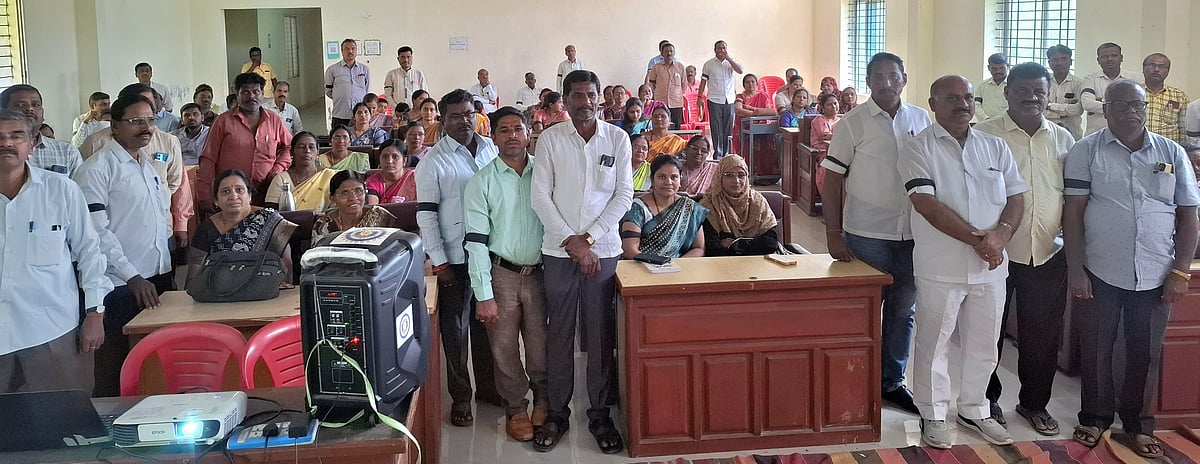 ಶಿಕ್ಷಕರ ಬೇಡಿಕೆಗಳ ಬಗ್ಗೆ ಸರ್ಕಾರ ಗಮನಹರಿಸಲಿ:ಕೈಗೆ ಕಪ್ಪುಪಟ್ಟಿಧರಿಸಿ ಪ್ರತಿಭಟನೆ