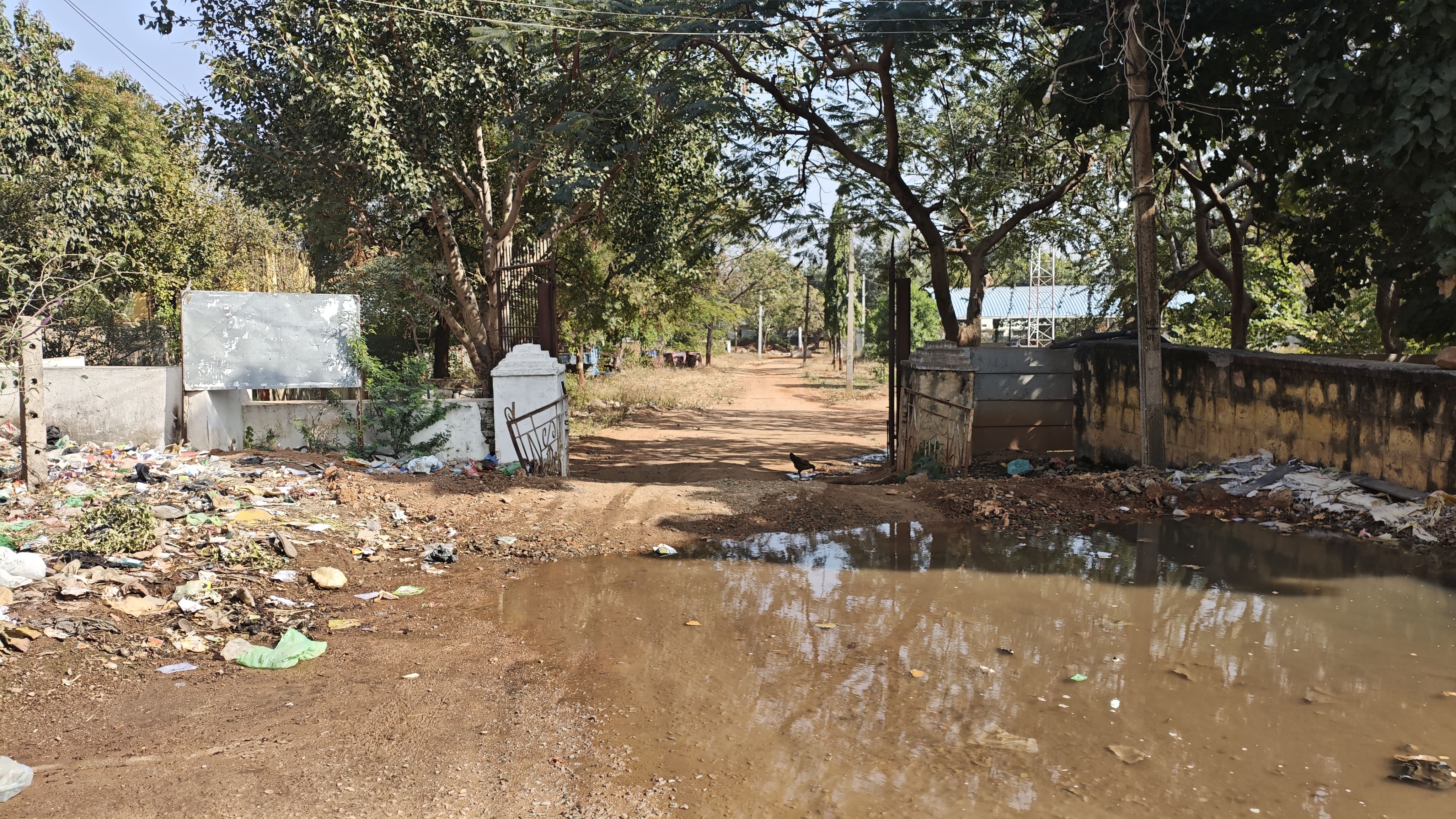 ಪೊಲೀಸ್ ಠಾಣೆ ಮುಖ್ಯದ್ವಾರದ ಬಳಿ ಚರಂಡಿ ನೀರು ನಿಂತಿರುವುದು