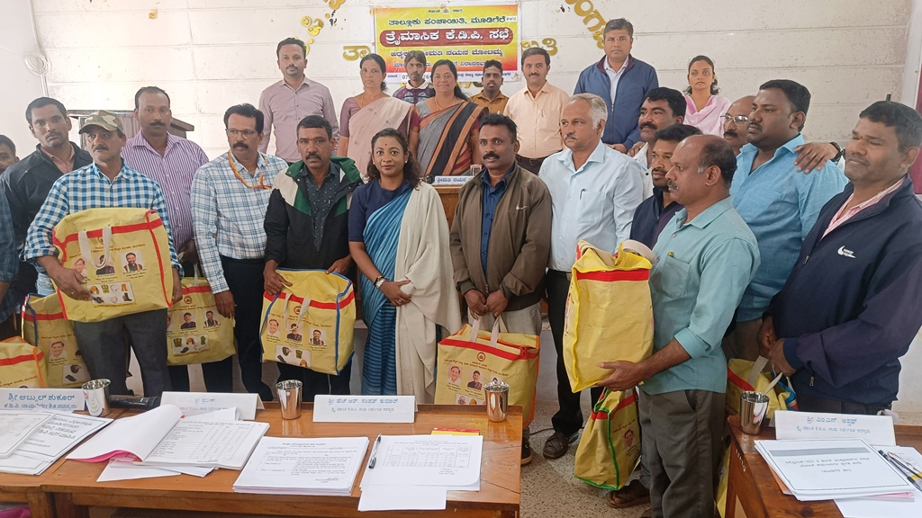 ಮೂಡಿಗೆರೆ ತಾಲ್ಲೂಕು ಪಂಚಾಯಿತಿ ಸಭಾಂಗಣದಲ್ಲಿ ಕಾರ್ಮಿಕರಿಗೆ ಸಲಕರಣೆಗಳ ಕೊಟ್ ನ್ನು ಶಾಸಕಿ ನಯನಾಮೋಟಮ್ಮ ವಿತರಿಸಿದರು