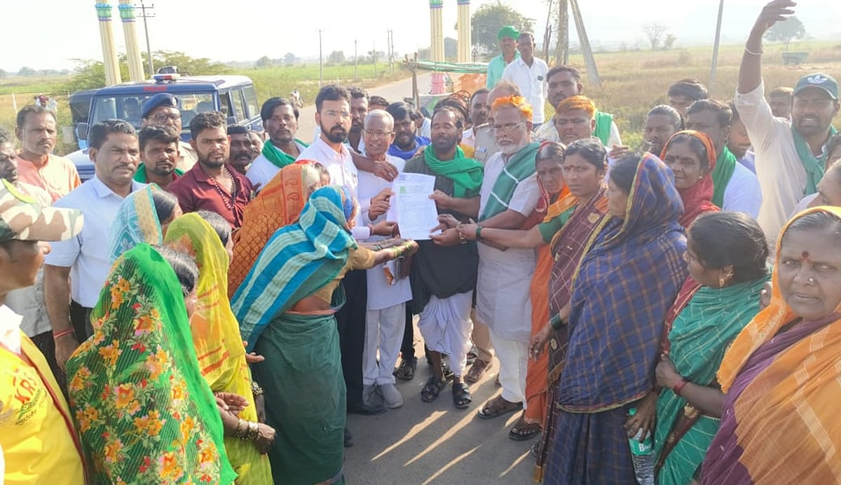 ಯಾದಗಿರಿ | ವಸತಿ ಹಂಚಿಕೆಯಲ್ಲಿ ಅವ್ಯವಹಾರದ ಆರೋಪ: ರಸ್ತೆ ತಡೆದು ಪ್ರತಿಭಟನೆ