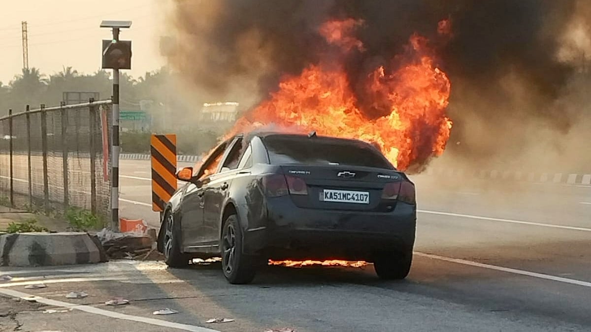 ಬೆಂಗಳೂರು– ಮೈಸೂರು ಹೆದ್ದಾರಿಯಲ್ಲಿ ಹೊತ್ತಿ ಉರಿದ ಕಾರು: ಚಾಲಕ, ಮಹಿಳೆ ಪಾರು