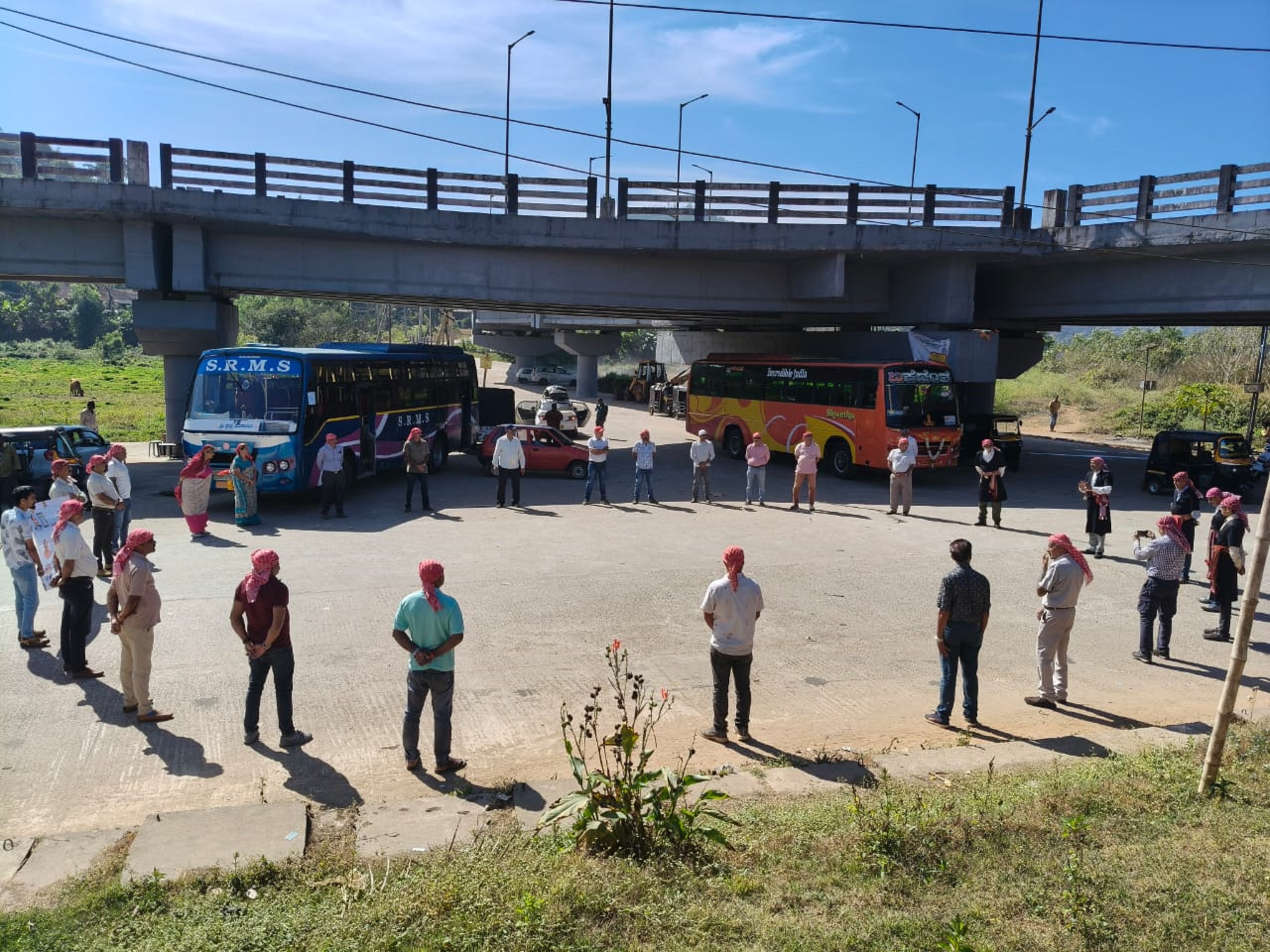 ವಿವಿಧ ಬೇಡಿಕೆಗಳ ಈಡೇರಿಕೆಗೆ ಆಗ್ರಹಿಸಿ ಕೊಡವ ನ್ಯಾಷನಲ್ ಕೌನ್ಸಿಲ್ ಸದಸ್ಯರು ಭಾಗಮಂಡಲದಲ್ಲಿ ಗುರುವಾರ ಮಾನವ ಸರಪಳಿ ರಚಿಸಿದರು