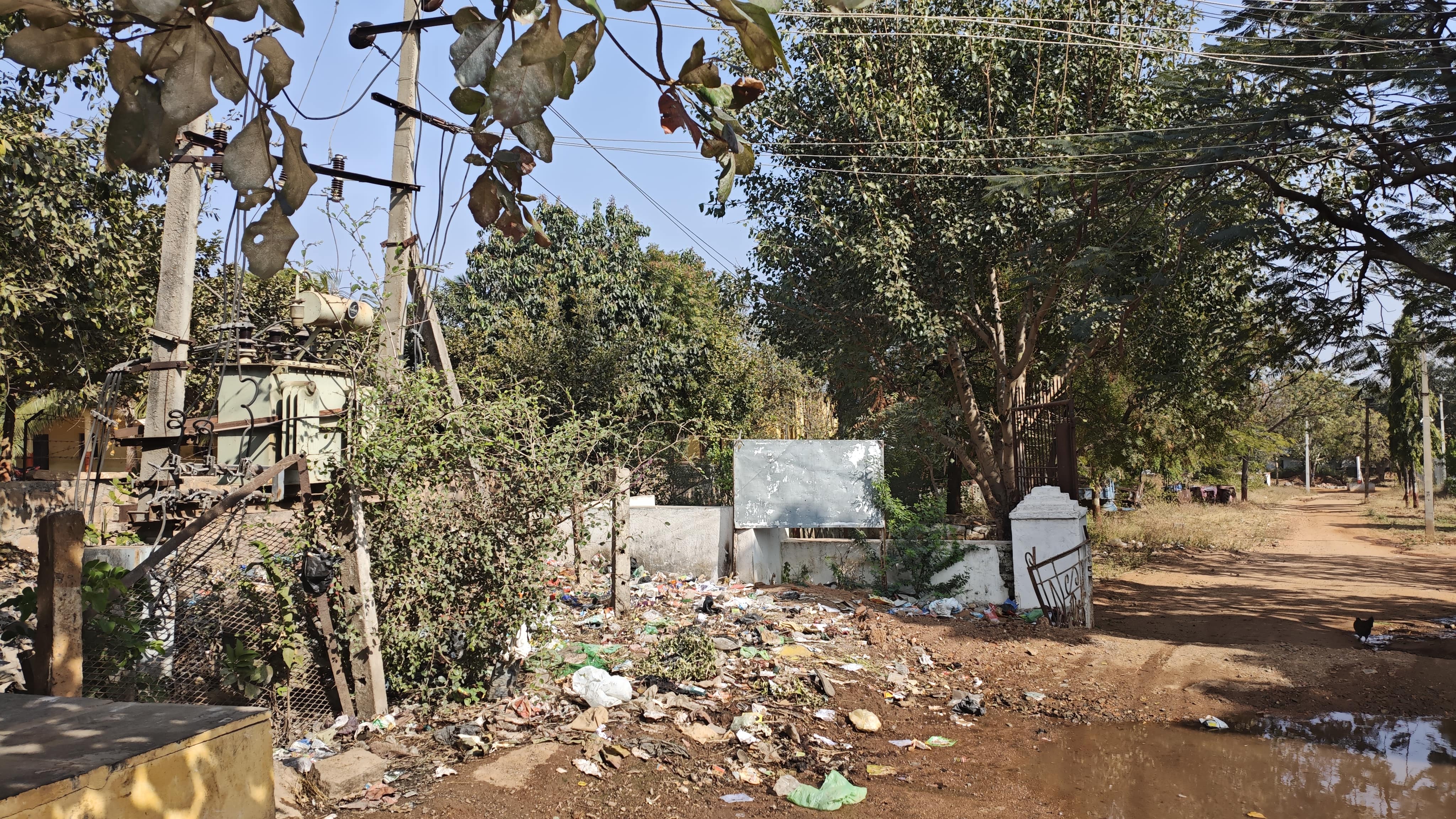 ಪೊಲೀಸ್ ಠಾಣೆಯ ಮುಖ್ಯದ್ವಾರದ ಪಕ್ಕದಲ್ಲಿ ಕಸದ ರಾಶಿ ಹಾಗೂ ಚರಂಡಿ ನೀರು