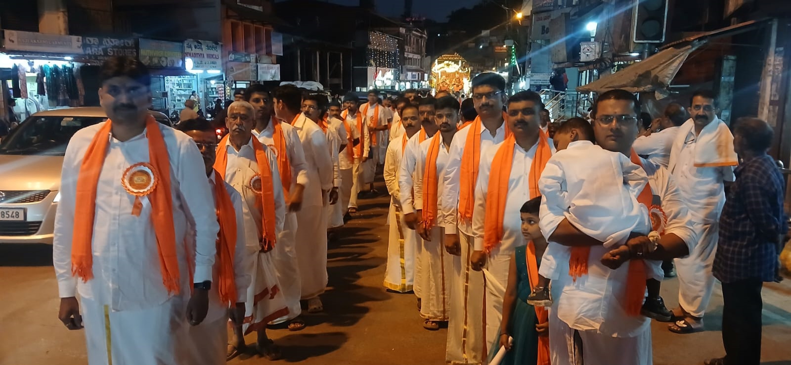 ಶ್ವೇತವಸ್ತ್ರಧಾರಿಗಳಾದ ಪುರುಷರು ಮೆರವಣಿಗೆಯಲ್ಲಿ ಪಾಲ್ಗೊಂಡರು  ಪ್ರಜಾವಾಣಿ ಚಿತ್ರ/ರಂಗಸ್ವಾಮಿ