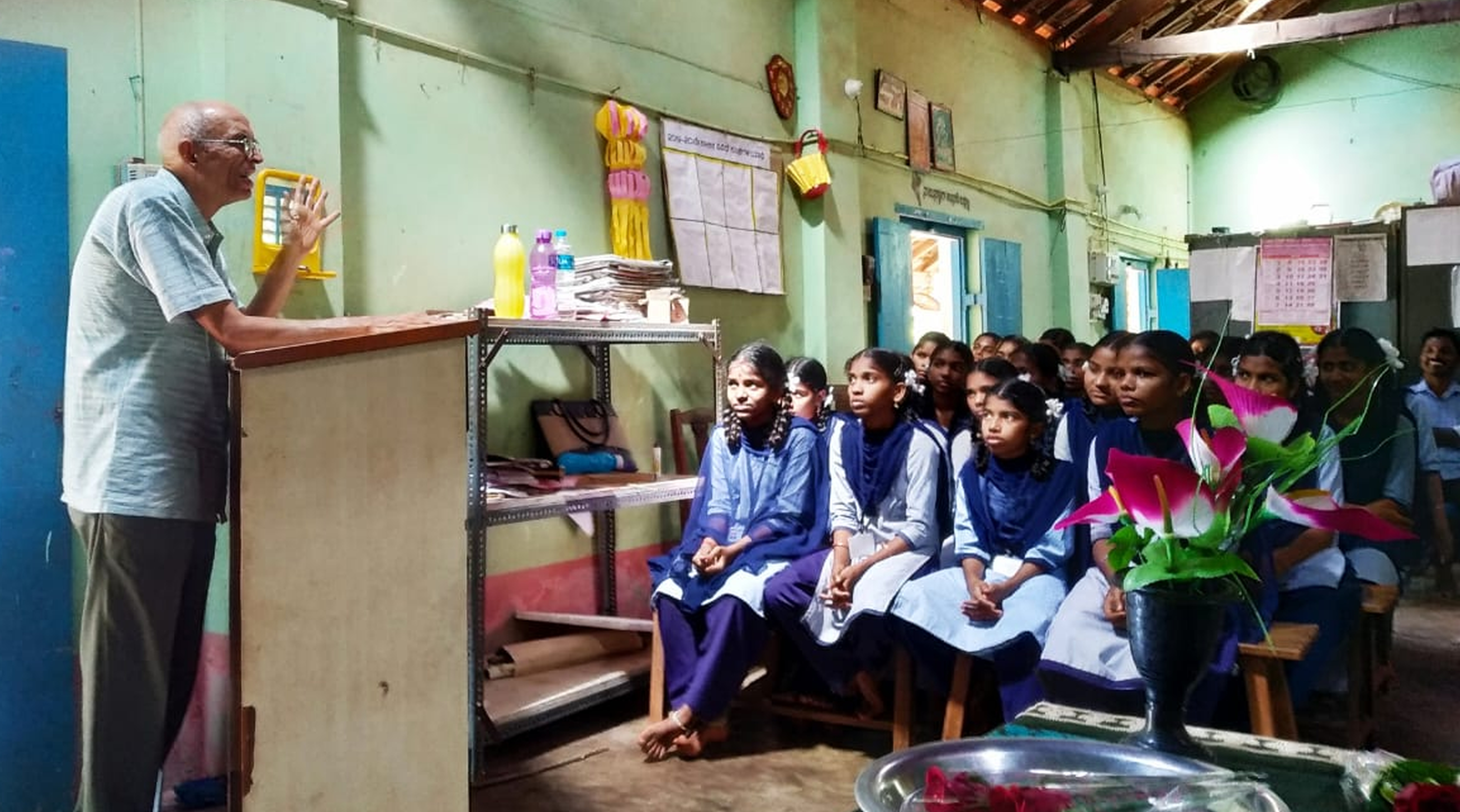 ಆರು ವರ್ಷಗಳ ಹಿಂದೆ ಕುಮಟಾ ತಾಲ್ಲೂಕಿನ ಮಾಸೂರ ಸರ್ಕಾರಿ ಪ್ರೌಢಶಾಲೆಯಲ್ಲಿ ಮಾಧವ ಗಾಡ್ಗೀಳ್ ಅವರು ವಿದ್ಯಾರ್ಥಿಗಳಿಗೆ ಪರಿಸರ ಸಂರಕ್ಷಣೆ ಕುರಿತು ಮಾಹಿತಿ ನೀಡಿದ್ದರು.