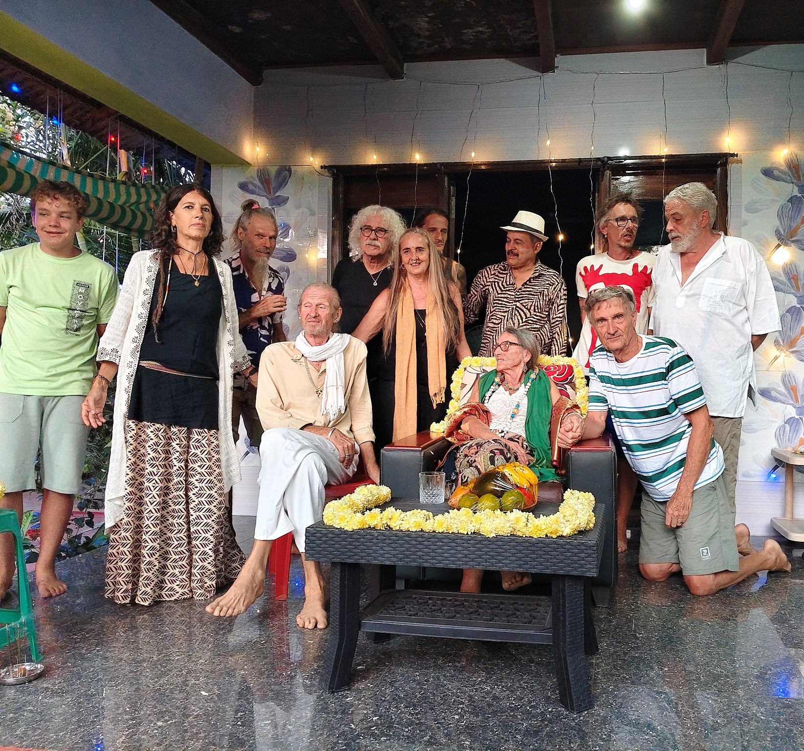 ಗೋಕರ್ಣದ ಕುಡ್ಲೆ ಬೀಚಿನಲ್ಲಿ 50 ವರ್ಷದಿಂದ ಗೋಕರ್ಣಕ್ಕೆ ಬರುತ್ತಿದ್ದ ಇಂಗ್ಲೆಂಡ್ ಮಹಿಳೆ ಅಂತೋನಿಯಾ ಚೆಟ್ವಿಂಡ್ ಅವರ ಸನ್ಮಾನ ಸಮಾರಂಭದಲ್ಲಿ ಪಾಲ್ಗೊಂಡ 3-4  ದಶಕಗಳಿಂದ ಗೋಕರ್ಣಕ್ಕೆ ಬರುತ್ತಿರುವ ವಿದೇಶಿ ಪ್ರವಾಸಿಗರು.