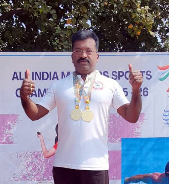 ರಾಷ್ಟ್ರಮಟ್ಟದ ಮಾಸ್ಟರ್ ಈಜು ಸ್ಪರ್ಧೆಯಲ್ಲಿ ಈಸೂರಿನ ಪಶುವೈದ್ಯ ರವಿಗೆ ಚಿನ್ನದ ಪದಕ