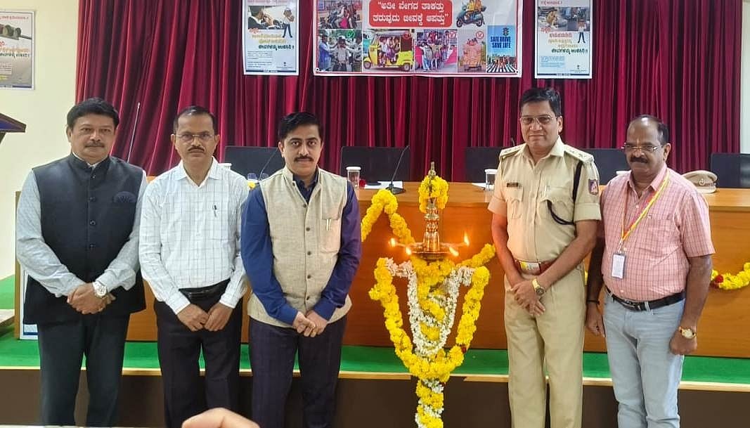 ಉಡುಪಿ | ರಸ್ತೆ ಸುರಕ್ಷತಾ ನಿಯಮ ಪಾಲಿಸಿ: ನ್ಯಾಯಾಧೀಶ ಮನು ಪಟೇಲ್ 