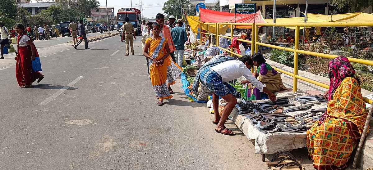 ಮೊಳಕಾಲ್ಮುರು| ಮುಂದುವರಿದ ವಾರದ ಸಂತೆ ಗೋಳು: ಮನವಿಗೆ ಸೊಪ್ಪು ಹಾಕದ ಆಡಳಿತ