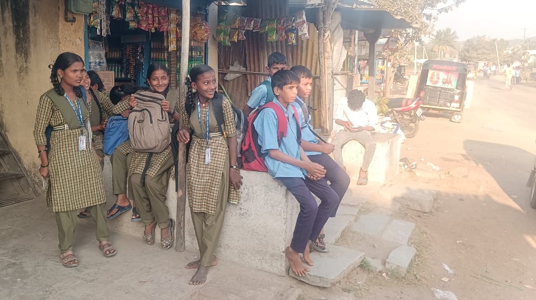 ಯಾದಗಿರಿ ತಾಲ್ಲೂಕಿನ ಹತ್ತಿಕುಣಿ ಗ್ರಾಮದಲ್ಲಿ ಬಸ್‌ಗಾಗಿ ಕಾದು ಕುಳಿತ ಶಾಲಾ ಮಕ್ಕಳು