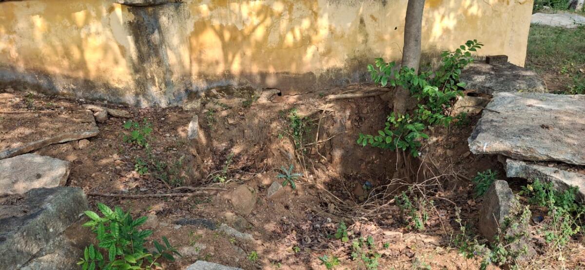 ದೇವಾಲಯದ ಕಟ್ಟಡದ ಪಾಯವನ್ನು ಅಗೆದು ನಾಶ ಮಾಡಿರುವುದು