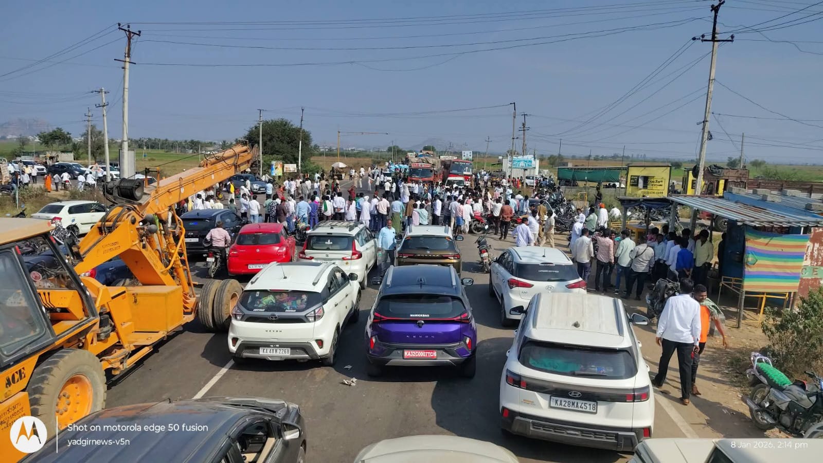 ಯಾದಗಿರಿ– ಶಹಾಪುರ ರಸ್ತೆಯಲ್ಲಿ ಗುರುವಾರ ಕರ್ನಾಟಕ ರಾಜ್ಯ ರೈತ ಸಂಘ ಜಿಲ್ಲಾ ಸಮಿತಿಯ ಪ್ರತಿಭಟನೆಯಿಂದಾಗಿ ಸಾಲುಗಟ್ಟಿ ನಿಂತ ವಾಹನಗಳು