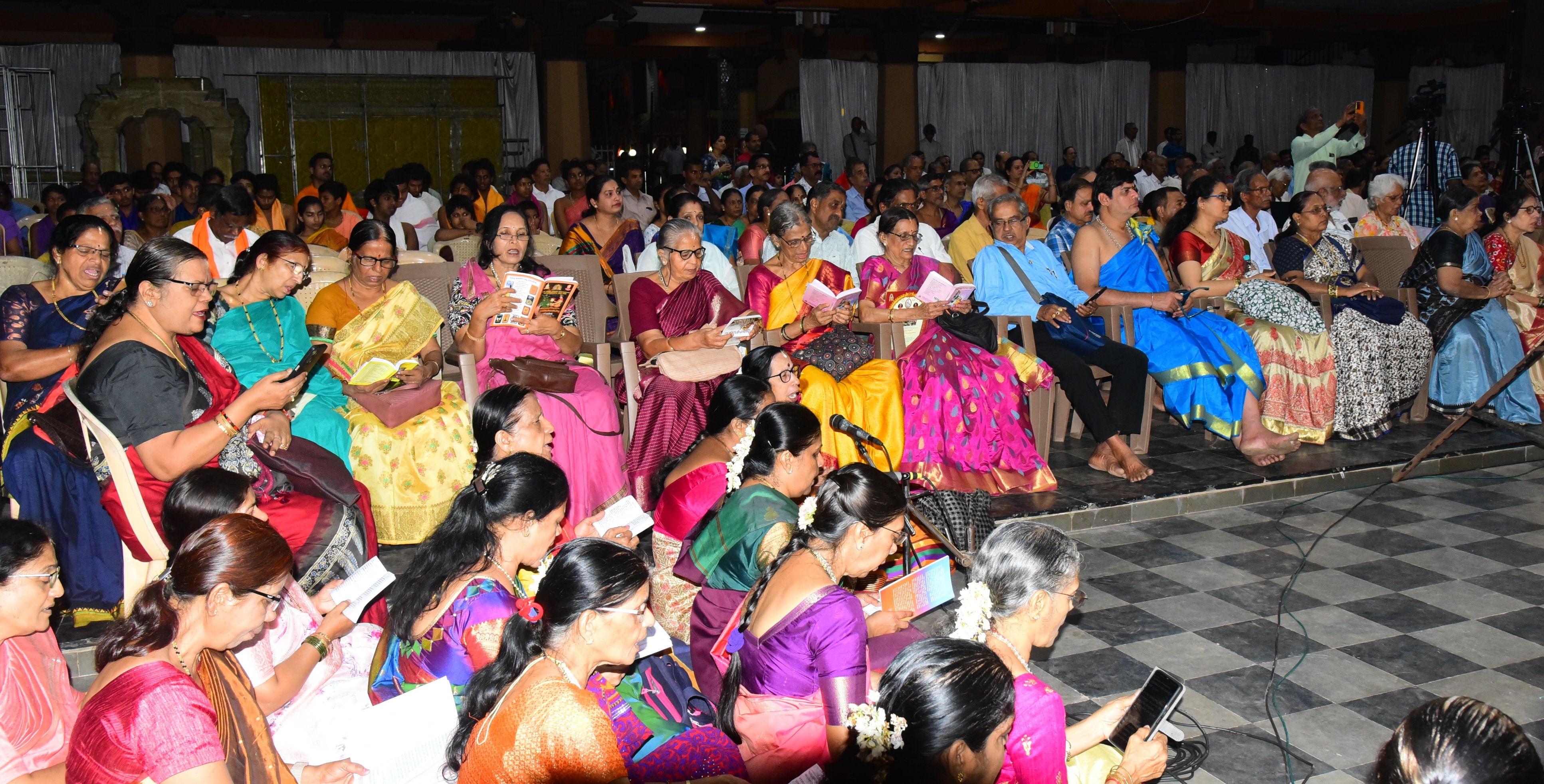 ಕಾರ್ಯಕ್ರಮದಲ್ಲಿ ಪಾಲ್ಗೊಂಡಿದ್ದ ಜನ