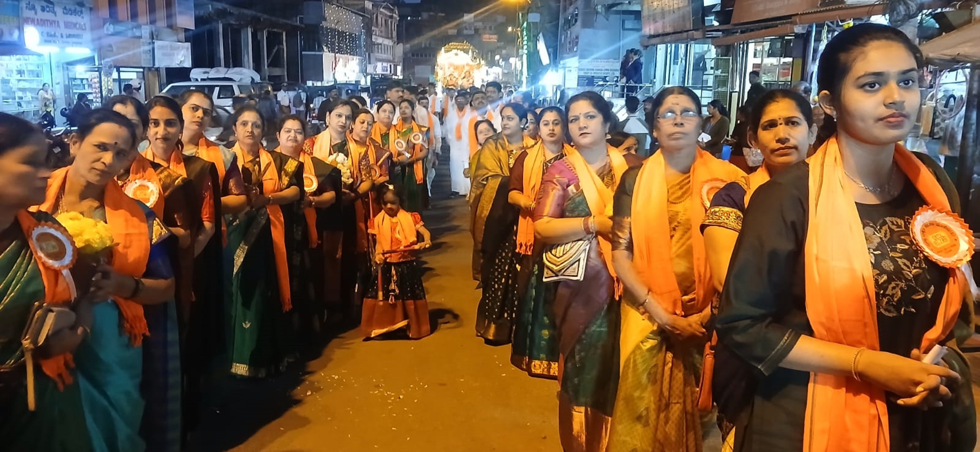 ಸಾಂಪ್ರದಾಯಿಕ ಉಡುಪಿನಲ್ಲಿ ಮಹಿಳೆಯರು ಮೆರವಣಿಗೆಯಲ್ಲಿ ಭಾಗಿಯಾದರು  ಪ್ರಜಾವಾಣಿ ಚಿತ್ರ/ರಂಗಸ್ವಾಮಿ