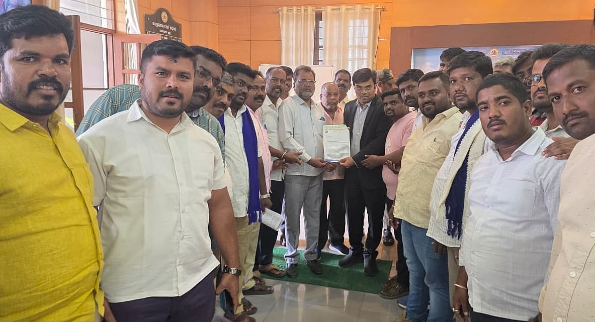 ಮರ್ಯಾದೆಗೇಡು ಹತ್ಯೆ: ಕಠಿಣ ಕ್ರಮಕ್ಕೆ ಆಗ್ರಹಿಸಿ ಜಿಲ್ಲಾಧಿಕಾರಿಗೆ ಮನವಿ ಸಲ್ಲಿಕೆ