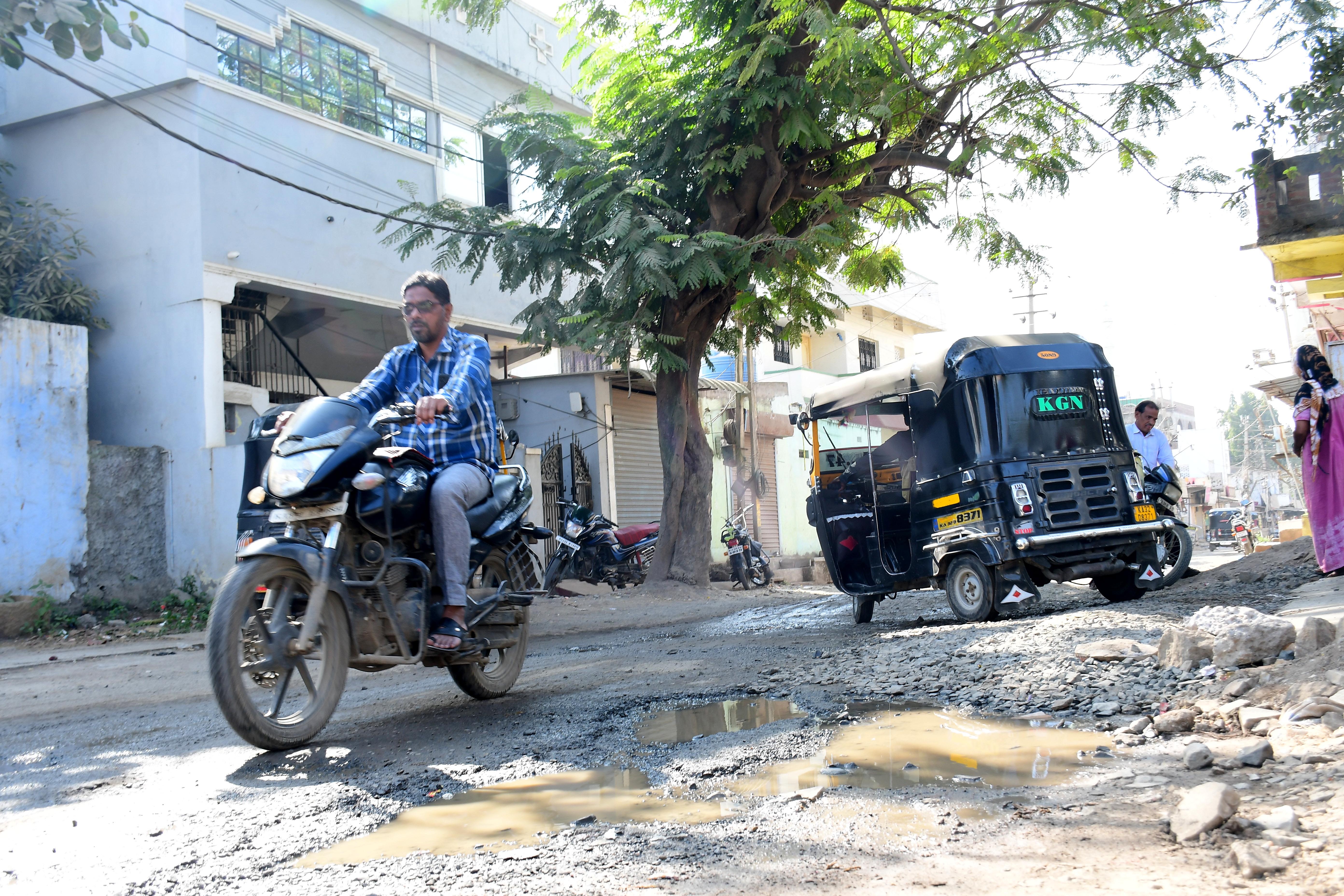ಕಲಬುರಗಿಯ ಗಾಲಿಬ್‌ ಕಾಲೊನಿಯಿಂದ ಮೊಹಮ್ಮದಿ ಚೌಕ್‌ ಮಾರ್ಗದ ರಸ್ತೆಯಲ್ಲಿ ಗುಂಡಿಗಳು ಬಿದ್ದಿರುವುದು