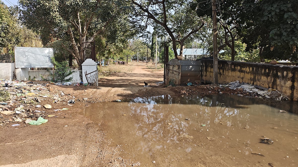 ಹನುಮಸಾಗರ | ರಸ್ತೆ ಮೇಲೆಯೇ ಹರಿಯುವ ಚರಂಡಿ ನೀರು: ಕಣ್ಮುಚ್ಚಿ ಕುಳಿತ ಅಧಿಕಾರಿಗಳು 