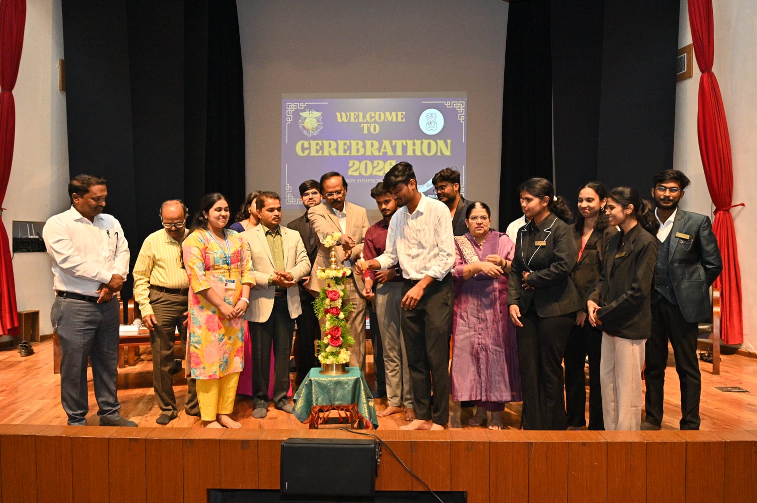 ಹುಬ್ಬಳ್ಳಿಯ ಕರ್ನಾಟಕ ವೈದ್ಯಕೀಯ ಮಹಾವಿದ್ಯಾಲಯ ಹಾಗೂ ಸಂಶೋಧನಾ ಸಂಸ್ಥೆಯಲ್ಲಿ (ಕೆಎಂಸಿಆರ್‌ಐ) ವಿದ್ಯಾರ್ಥಿಗಳ ಶೈಕ್ಷಣಿಕ ಸಂಘದ ವತಿಯಿಂದ ಗುರುವಾರ ನಡೆದ ‘ಸೆರೆಬ್ರಾಥಾನ್’ ರಾಷ್ಟ್ರಮಟ್ಟದ ಅಂತರ ಕಾಲೇಜು ಶೈಕ್ಷಣಿಕ ಕಾರ್ಯಕ್ರಮವನ್ನು ಗಣ್ಯರು ಉದ್ಘಾಟಿಸಿದರು
