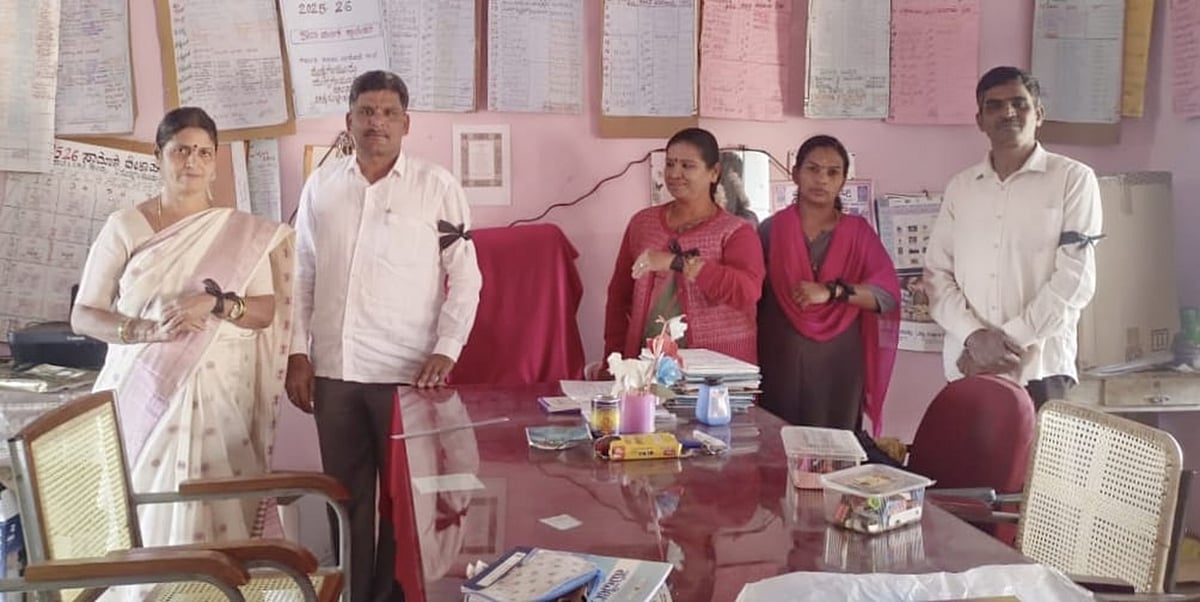 ಚಿಂತಾಮಣಿ: ಕಪ್ಪುಪಟ್ಟಿ ಧರಿಸಿ ಕರ್ತವ್ಯ ನಿರ್ವಹಿಸಿದ ಶಿಕ್ಷಕರು