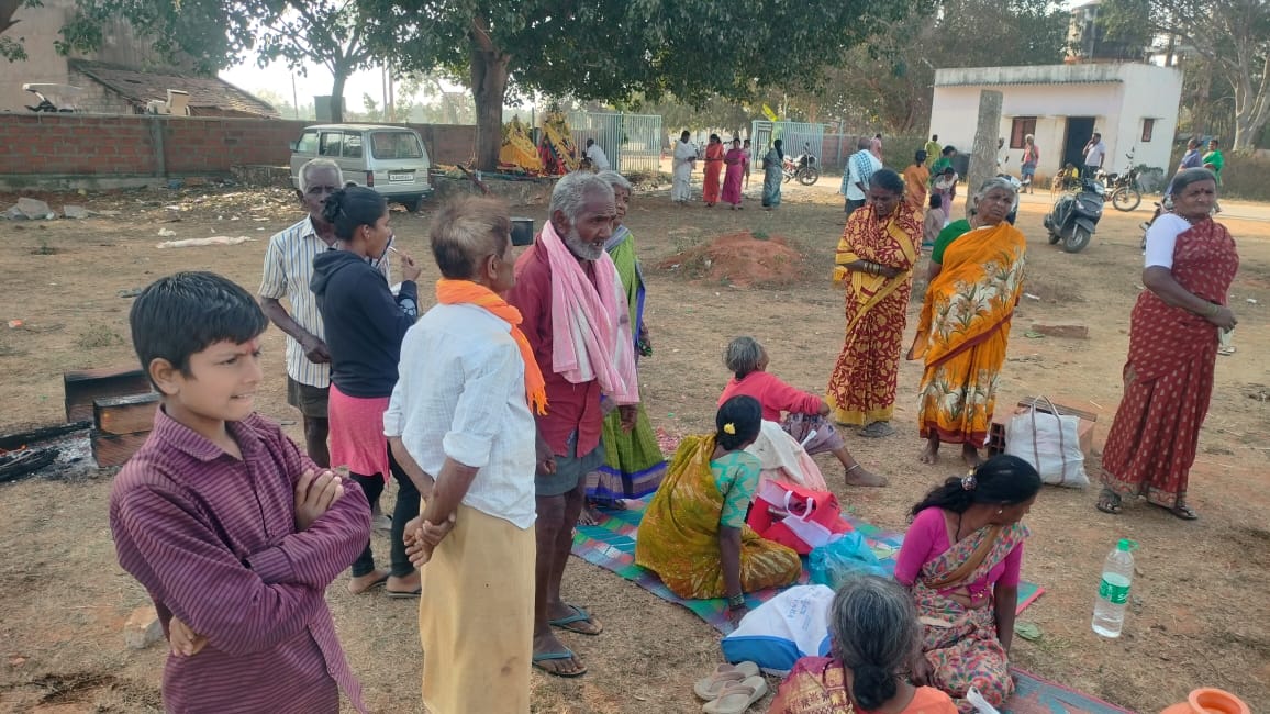  ಕುಣಿಗಲ್ ತಾಲ್ಲೂಕು ಆಲ್ಕೆರೆ ಹೊಸಹಳ್ಳಿಯಲ್ಲಿ ಹೊರಬೀಡು ಅಂಗವಾಗಿ ಗ್ರಾಮದ ಹೊರವಲಯದಲ್ಲಿ ಬೀಡು ಬಿಟ್ಟಿರುವ ಗ್ರಾಮಸ್ಥರು