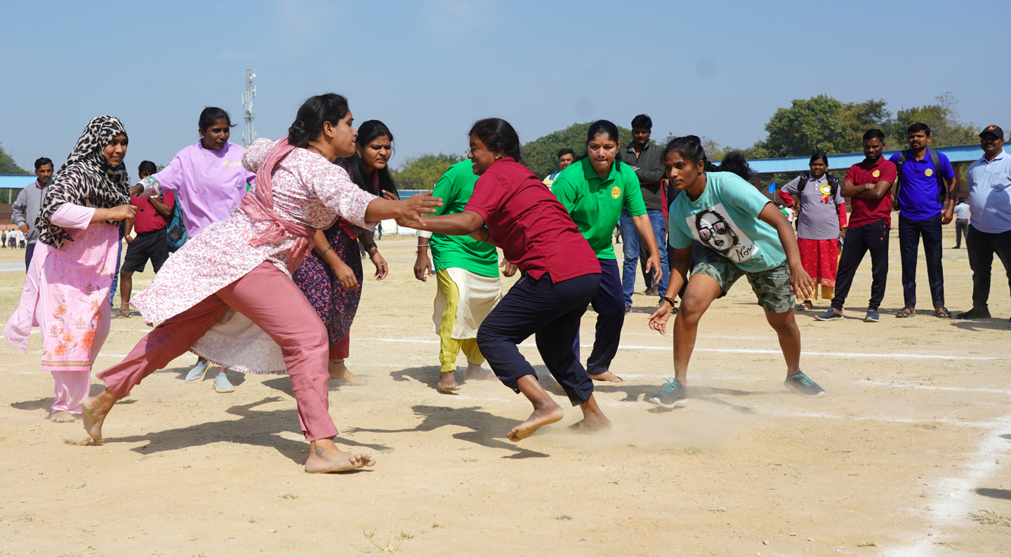 ರಾಯಚೂರಿನ ಮಹಾತ್ಮ ಗಾಂಧಿ ಜಿಲ್ಲಾ ಕ್ರೀಡಾಂಗಣದಲ್ಲಿ ಶುಕ್ರವಾರ ನಡೆದ ಜಿಲ್ಲಾಮಟ್ಟದ ರಾಜ್ಯ ಸರ್ಕಾರಿ ನೌಕರರ ಕ್ರೀಡಾಕೂಟದ ಮಹಿಳೆಯರ ಕಬಡ್ಡಿ ಪಂದ್ಯದಲ್ಲಿ ಕ್ರೀಡಾಪಟುಗಳ ಸೆಣಸಾಟ