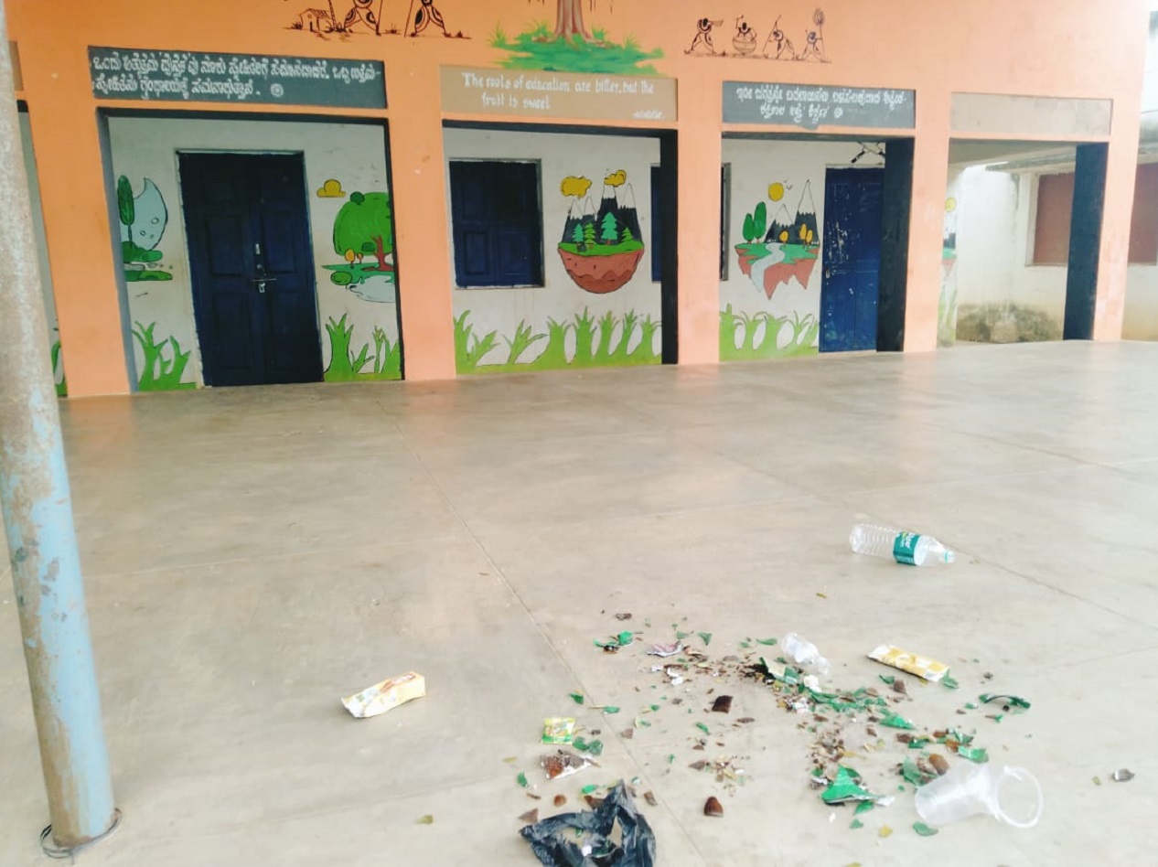ಹೋಳೂರು ಗ್ರಾಮದ ಸರ್ಕಾರಿ ಪ್ರೌಢಶಾಲೆಯ ಆವರಣದಲ್ಲಿ ಅನೈತಿಕ ಚಟುವಟಿಕೆ