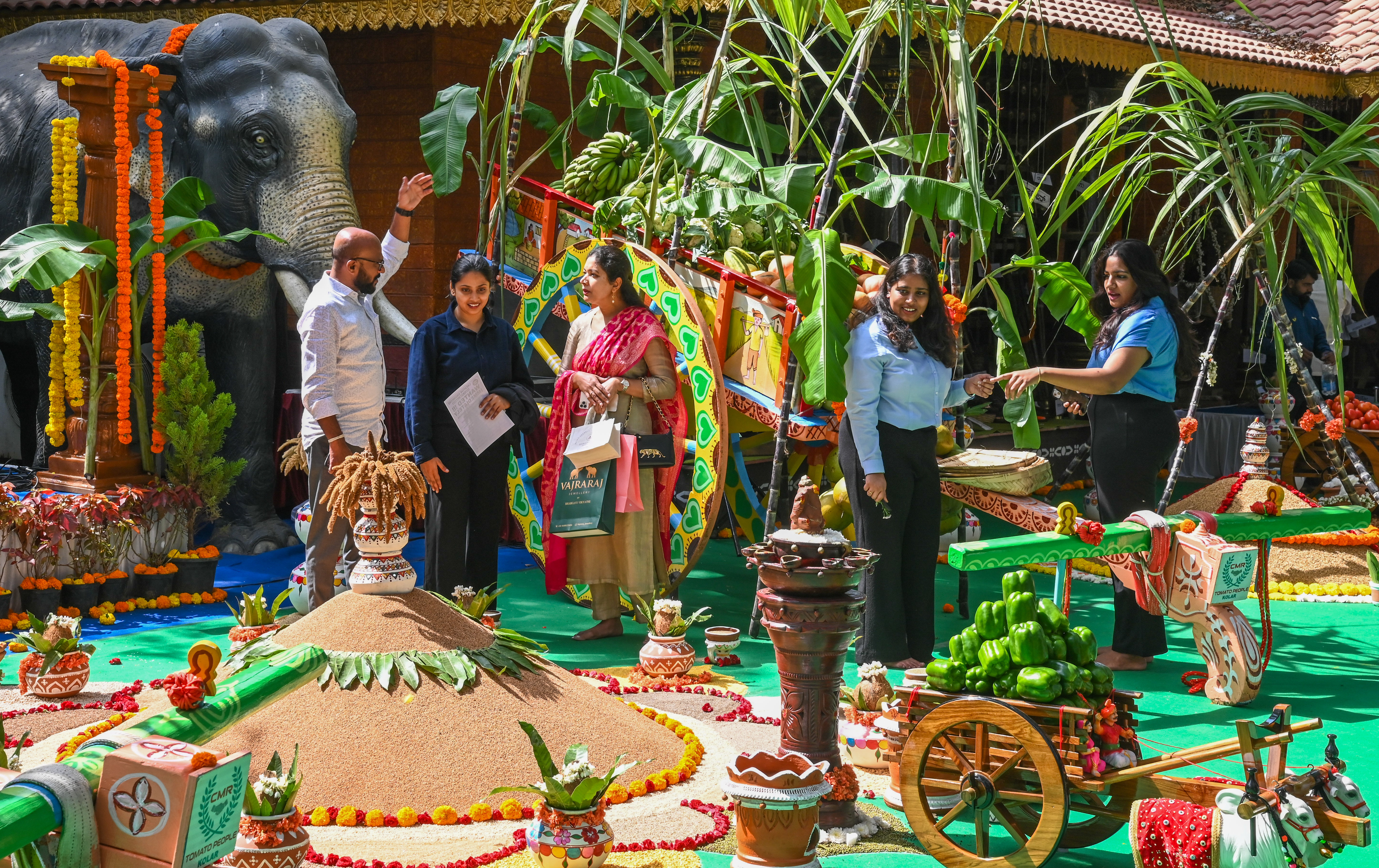 ರಾಗಿ ಇನ್ನಿತರ ಧಾನ್ಯಗಳ ರಾಶಿ ವ್ಯವಸಾಯದ ಉಪಕರಣಗಳನ್ನು ಜನರು ಸಂಭ್ರಮದಿಂದ ವೀಕ್ಷಿಸಿದರು.
ಪ್ರಜಾವಾಣಿ ಚಿತ್ರ