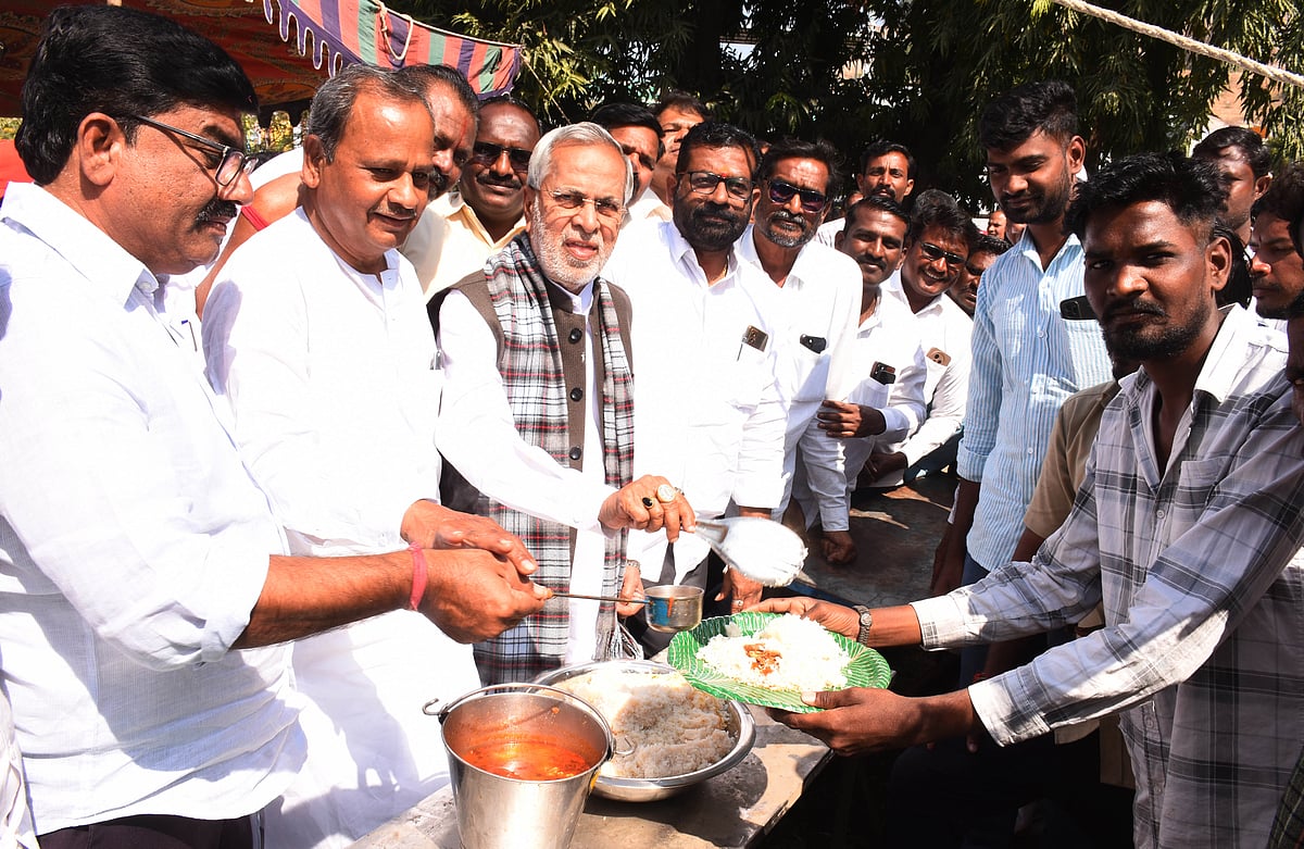 ಸಿಎಂ ಅಭಿಮಾನಿಗಳಿಂದ ಮಾಂಸದೂಟ
