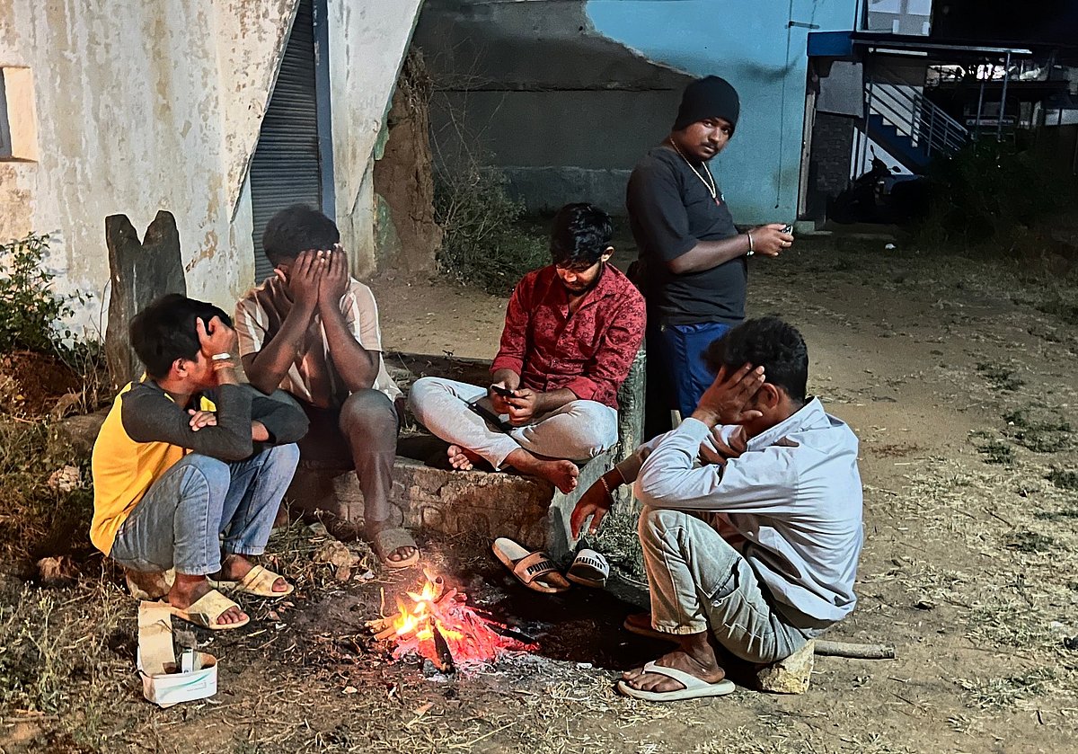 ದಾವಣಗೆರೆ: ಶೀತಗಾಳಿ, ಕೊರೆಯುವ ಚಳಿಗೆ ಜನ ತತ್ತರ