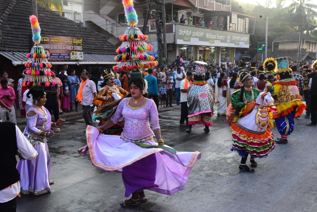 ಮೆರವಣಿಗೆಯಲ್ಲಿ ಪಾಲ್ಗೊಂಡಿದ್ದ ಕಲಾ ತಂಡಗಳು