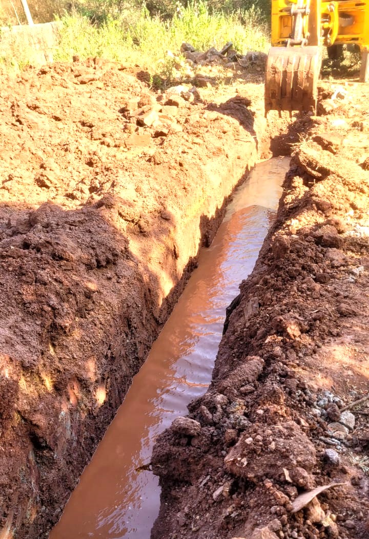 ಜೆಸಿಬಿ ಮೂಲಕ ನೆಲ ಅಗೆದ ಕಾರಣ ಕರೇಜಿನ ನೀರು ಹರಿದು ಹೋಗುತ್ತಿರುವುದು