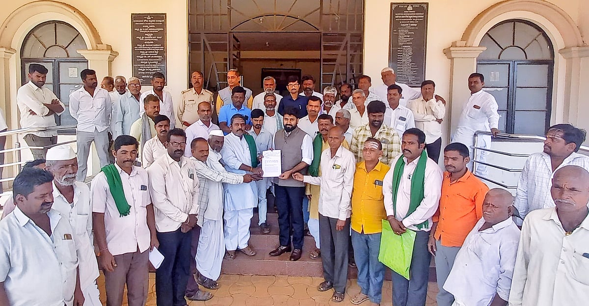 ಬೀಳಗಿ: ಬೆಳೆ ವಿಮೆ ಪಾವತಿಸಲು ಆಗ್ರಹ