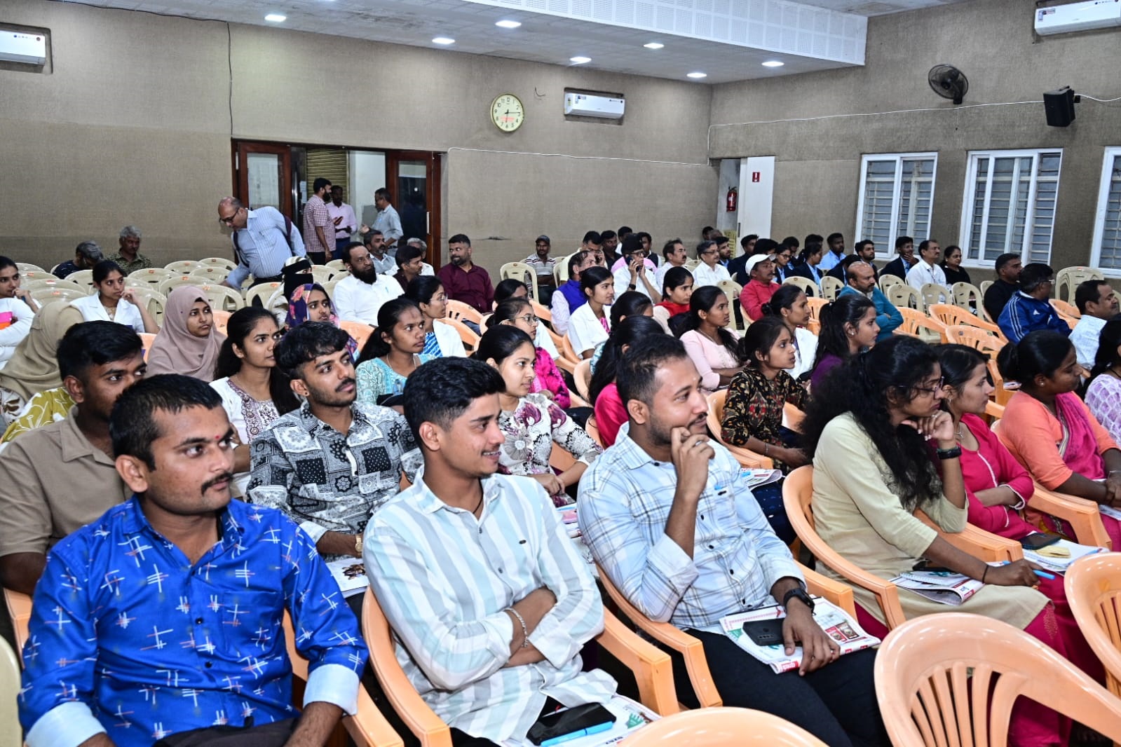 ಹುಬ್ಬಳ್ಳಿಯಲ್ಲಿ ಶುಕ್ರವಾರ ನಡೆದ  ‘#ಸ್ಮಾರ್ಟ್ ಟುಮಾರೊ–ಹೂಡಿಕೆದಾರರ ಶಿಕ್ಷಣ ಹಾಗೂ ಜಾಗೃತಿ ಕಾರ್ಯಕ್ರಮ’ದಲ್ಲಿ ಪಾಲ್ಗೊಂಡಿದ್ದ ಜನರು