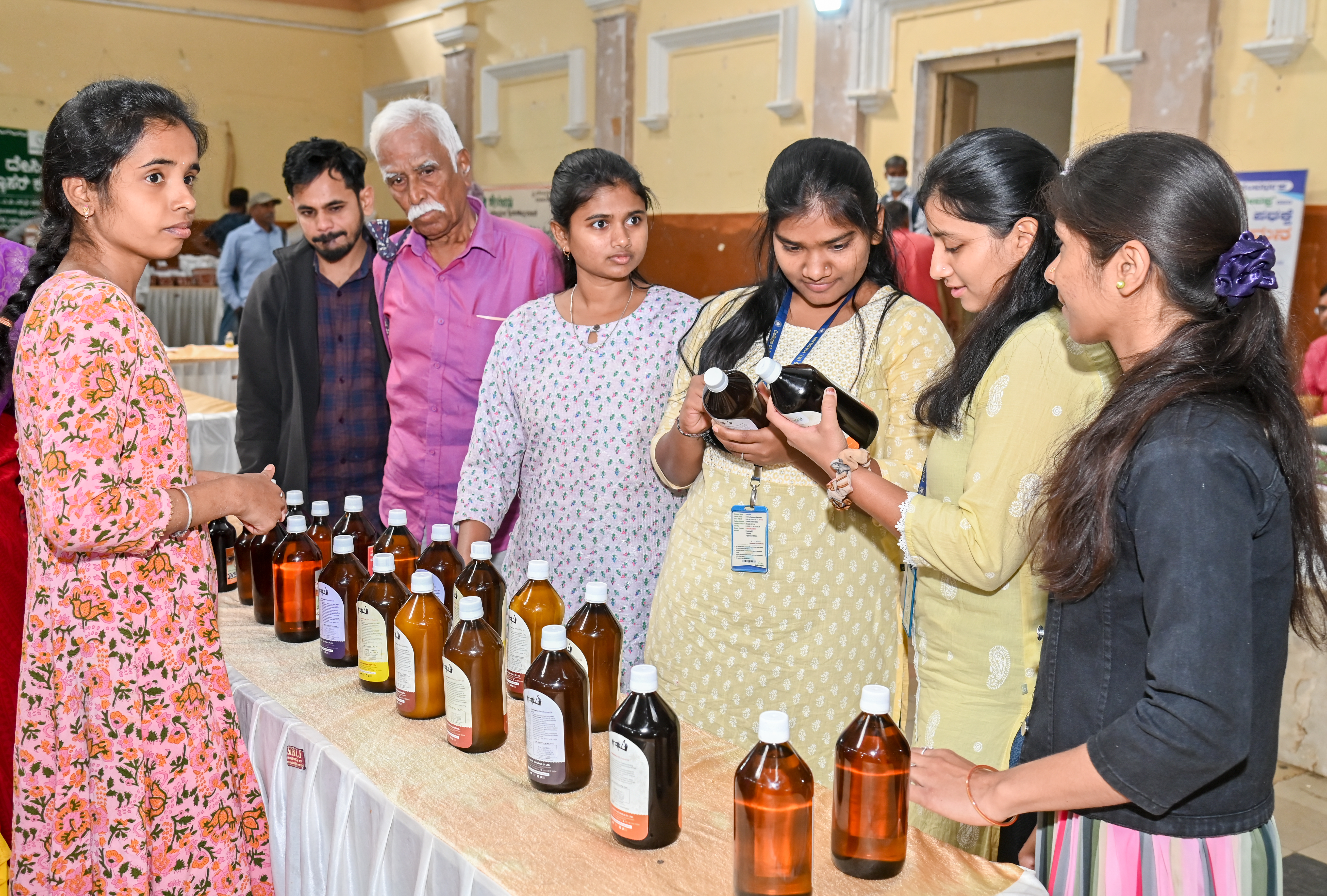 ಮೇಳದಲ್ಲಿ ದೇಸಿ ಎಣ್ಣೆಯನ್ನು ಸಾರ್ವಜನಿಕರು ವೀಕ್ಷಿಸಿದರು