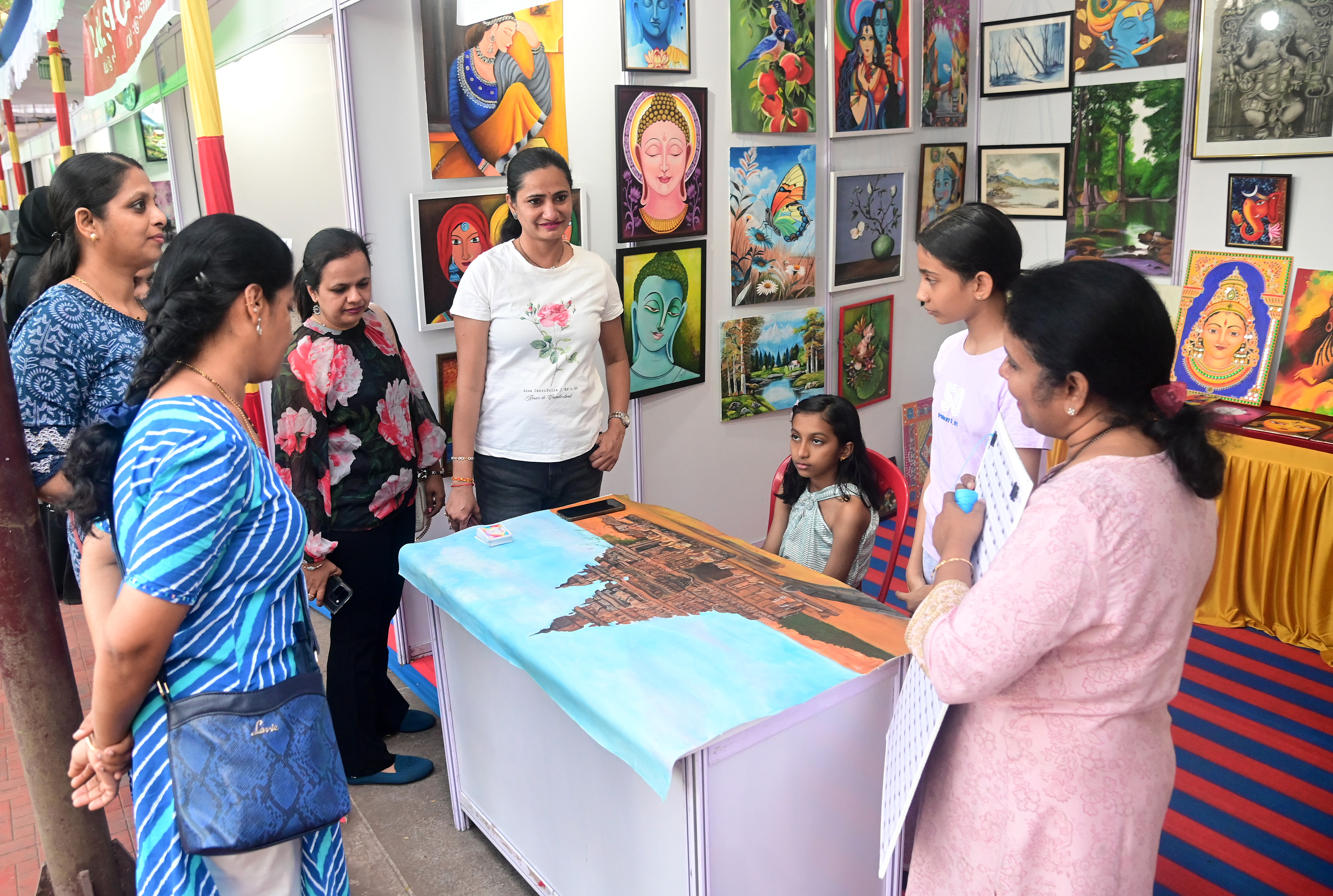  ಕದ್ರಿ ಉದ್ಯಾನದ ಕಲಾಪರ್ಬದಲ್ಲಿ ಚಿತ್ರಸಂತೆ ವೀಕ್ಷಿಸುತ್ತಿರುವ ನೋಡುಗರು