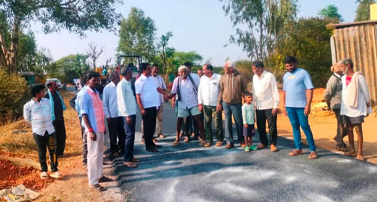 ಶಿಡ್ಲಘಟ್ಟ: ರಸ್ತೆ ಕಾಮಗಾರಿ ವೀಕ್ಷಿಸಿದ ಶಾಸಕ ಬಿ.ಎನ್.ರವಿಕುಮಾರ್