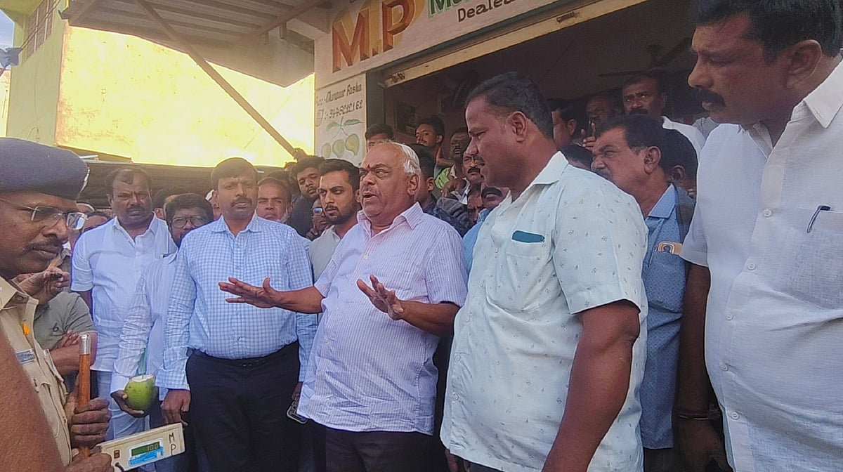 ವ್ಯಾಪಾರಿಗಳಿಗೆ ತೊಂದರೆ ಕೊಟ್ಟರೆ ಸುಮ್ಮನಿರಲ್ಲ: ಮಾಜಿ ಶಾಸಕ ರಮೇಶ್‌ ಕುಮಾರ್‌