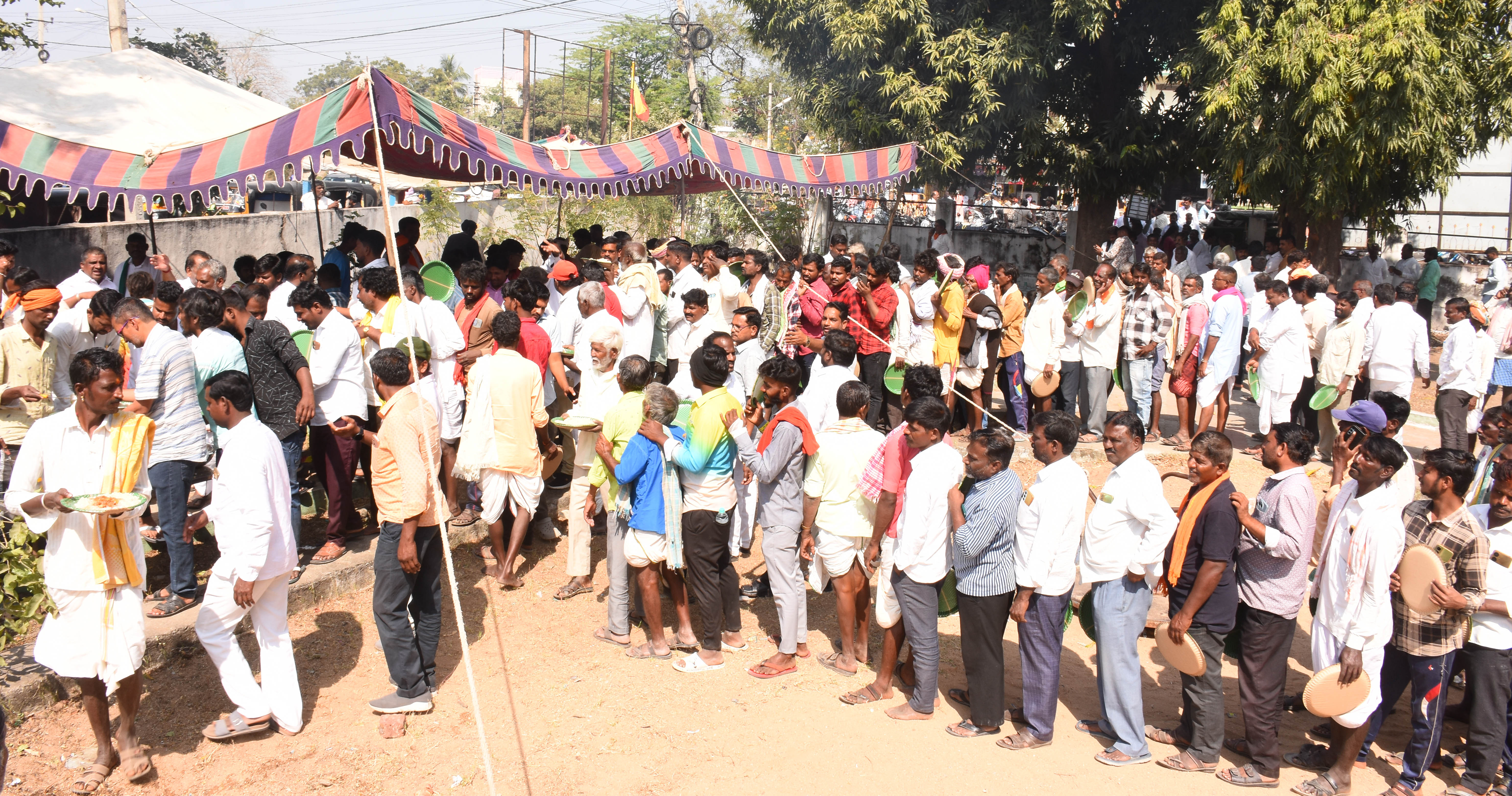ಯಾದಗಿರಿ ನಗರದಲ್ಲಿ ಶುಕ್ರವಾರ ನಡೆದ ಔತಣಕೂಟದಲ್ಲಿ ಪಾಲ್ಗೊಂಡಿದ್ದ ಜನರು 