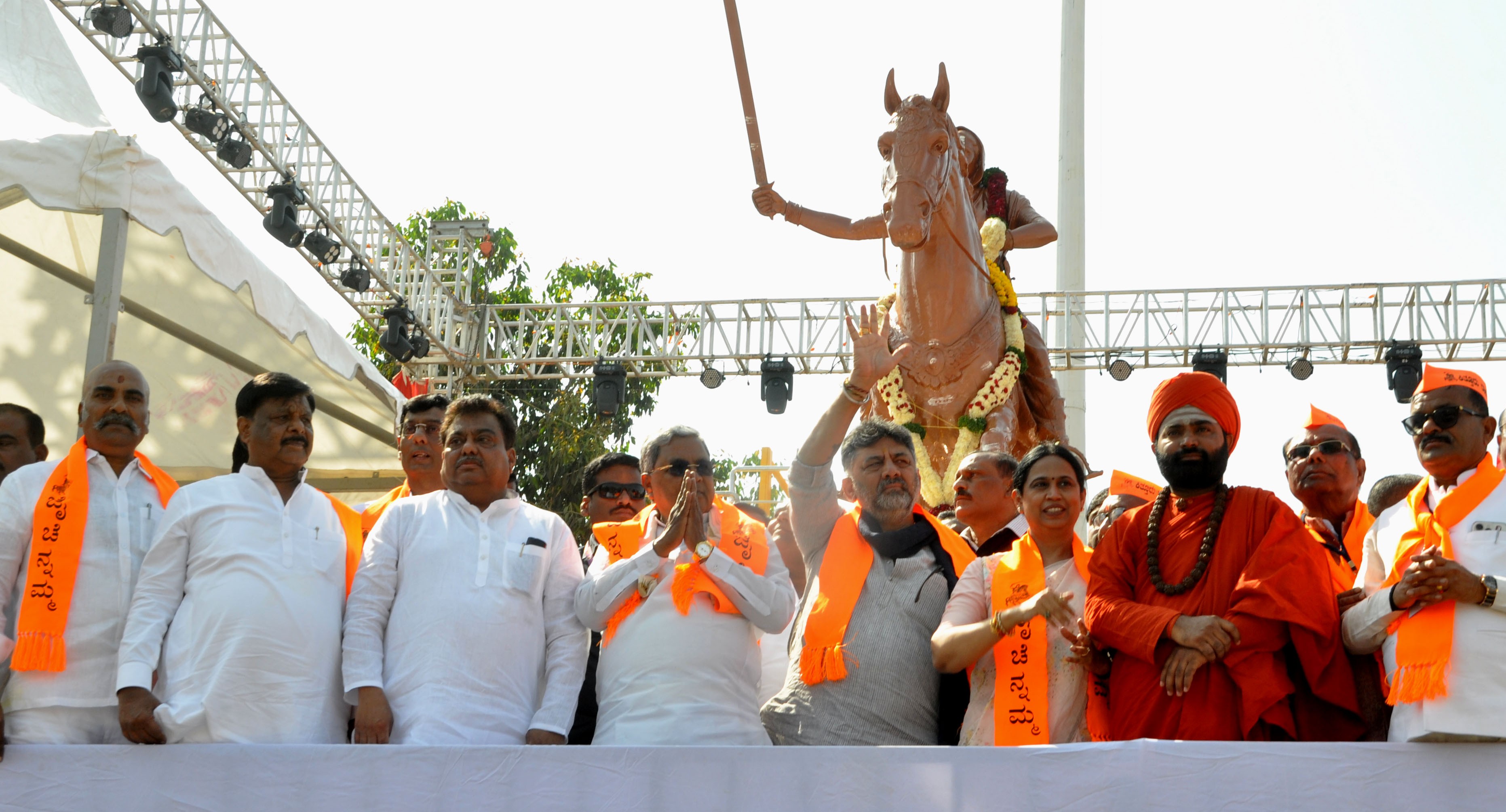 ವಿಜಯಪುರ ನಗರದ ಕೇಂದ್ರ ಬಸ್‌ ನಿಲ್ದಾಣದ ಎದುರು ಪ್ರತಿಷ್ಠಾಪಿಸಿರುವ ಕಿತ್ತೂರು ರಾಣಿ ಚನ್ನಮ್ಮ ಮೂರ್ತಿಯನ್ನು ಮುಖ್ಯಮಂತ್ರಿ ಸಿದ್ದರಾಮಯ್ಯ ಅನಾವರಣ ಮಾಡಿದರು. ಉಪ ಮುಖ್ಯಮಂತ್ರಿ ಡಿ.ಕೆ.ಶಿವಕುಮಾರ್‌ ಮತ್ತು ಸಚಿವರು ಸ್ವಾಮೀಜಿಗಳು ಇದ್ದರು