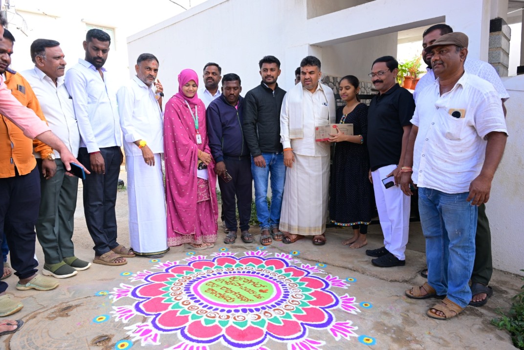 ಕುಣಿಗಲ್ ಉತ್ಸವದ ಅಂಗವಾಗಿ ಏರ್ಪಡಿಸಿದ್ದ ರಂಗೋಲಿ ಸ್ಪರ್ಧೆಯಲ್ಲಿ ಭಾಗವಹಿಸಿದವರಿಗೆ ಶಾಸಕ ಡಾ.ರಂಗನಾಥ ಬಹುಮಾನ ವಿತರಿಸಿದರು