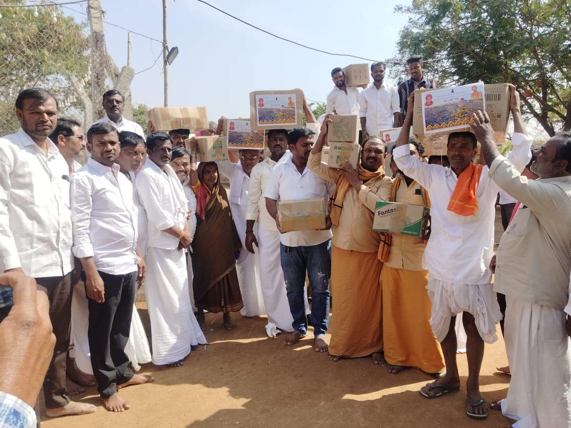 ಸಿಂಧನೂರು ತಾಲ್ಲೂಕಿನ ಜಂಭುನಾಥನ ಹಳ್ಳಿ ಹಾಗೂ ಹನುಮಾಪುರ ಗ್ರಾಮಸ್ಥರು ಗವಿಮಠಕ್ಕೆ ಸಿಹಿ ಪದಾರ್ಥ ಸಮರ್ಪಿಸಿದರು