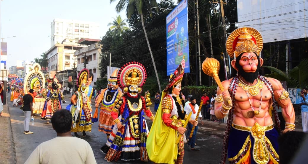 ಮೆರವಣಿಗೆಗೆ ಮೆರುಗು ನೀಡಿದ ಯಕ್ಷಗಾನ ಗೊಂಬೆಗಳು