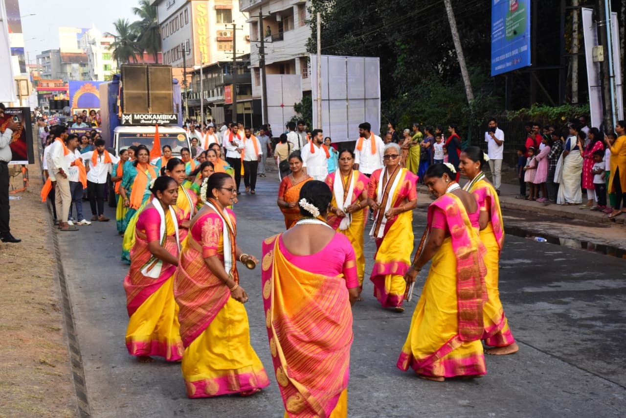 ಮಹಿಳೆಯರಿಂದ ಕುಣಿತ ಭಜನೆ 