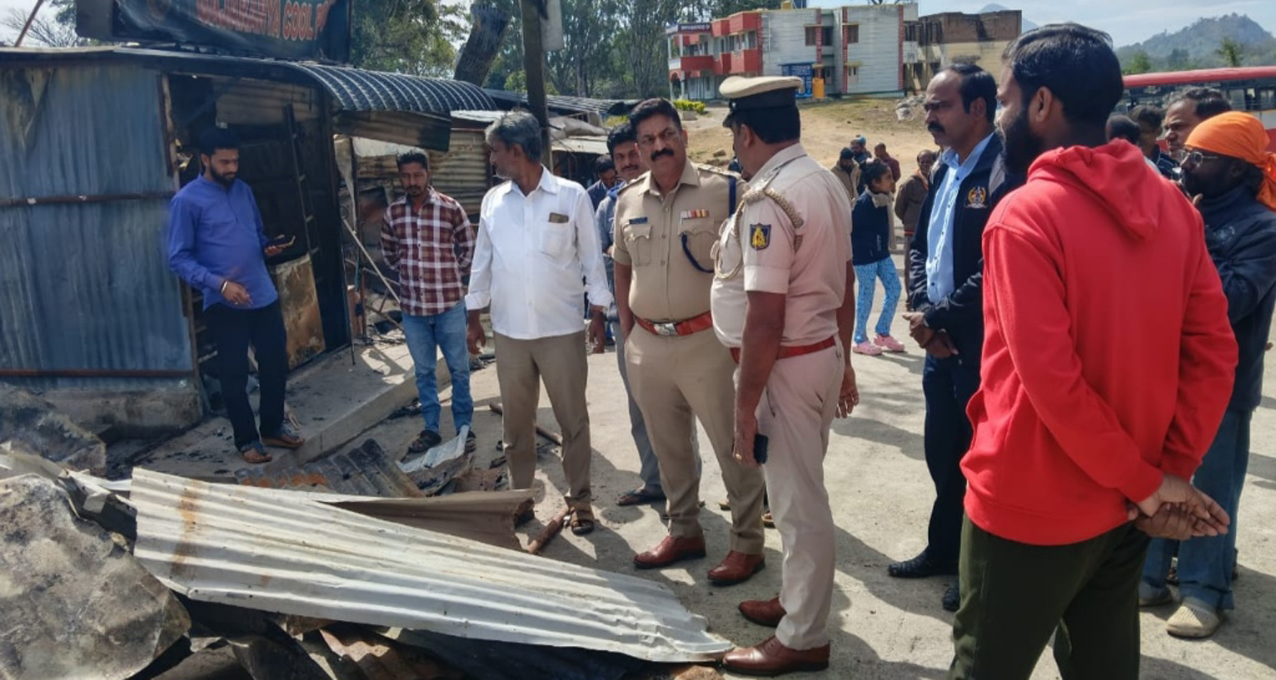 ಯಳಂದೂರು ತಾಲ್ಲೂಕಿನ ಬಿಳಿಗಿರಿಬೆಟ್ಟದ ರಥದ ಬೀದಿಯಲ್ಲಿ ಅಗ್ನಿ ಆಕಸ್ಮಿಕದಿಂದ ಭಸ್ಮವಾದ ಅಂಗಡಿಗಳನ್ನು ಪೊಲೀಸರು ಪರಿಶೀಲಿಸಿ ಮಾಲೀಕರಿಂದ ಮಾಹಿತಿ ಸಂಗ್ರಹಿಸಿದರು