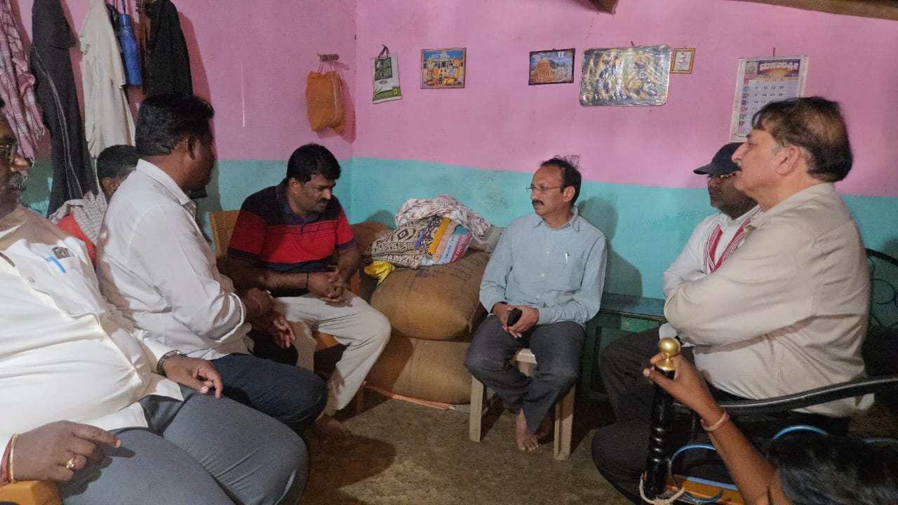 ಬೈಲಹೊಂಗಲ ಇನಾಮದಾರ ಕಾರ್ಖಾನೆ ದುರಂತದಲ್ಲಿ ಸಾವನ್ನಪ್ಪಿದ್ದ ತಾಲ್ಲೂಕಿನ ಅರವಳ್ಳಿ ಗ್ರಾಮದ ಕಾರ್ಮಿಕ ಮಂಜುನಾಥ ಕಾಜಗಾರ ಮನೆಗೆ ಶಾಸಕ‌ ಮಹಾಂತೇಶ ಕೌಜಲಗಿ ಕಾರ್ಖಾನೆ‌ ಎಂಡಿ ರವೀದ್ರ ಪಟ್ಟಣಶೆಟ್ಟಿ ಶುಕ್ರವಾರ ಭೇಟಿ ನೀಡಿ ಸಾಂತ್ವಾನ ಹೇಳಿದರು.